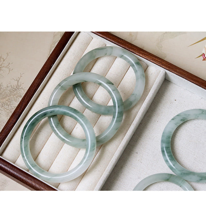 Jade Armband Luck grüner Naturstein Armreif elegant präsentiert.