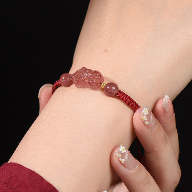 Armband Erdbeerquarz Pixiu – Glück rot elastisch Naturstein elegant getragen