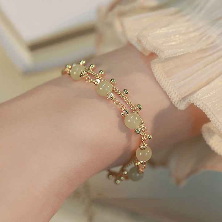 Jade Armband Glück Wohlstand Harmonie goldfarben elegant am Handgelenk getragen