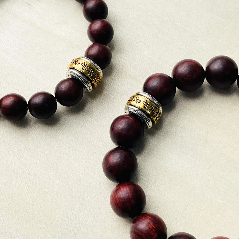 Armband Sandelholz – Schutz mit dunkelroten Perlen und goldenen Spacern