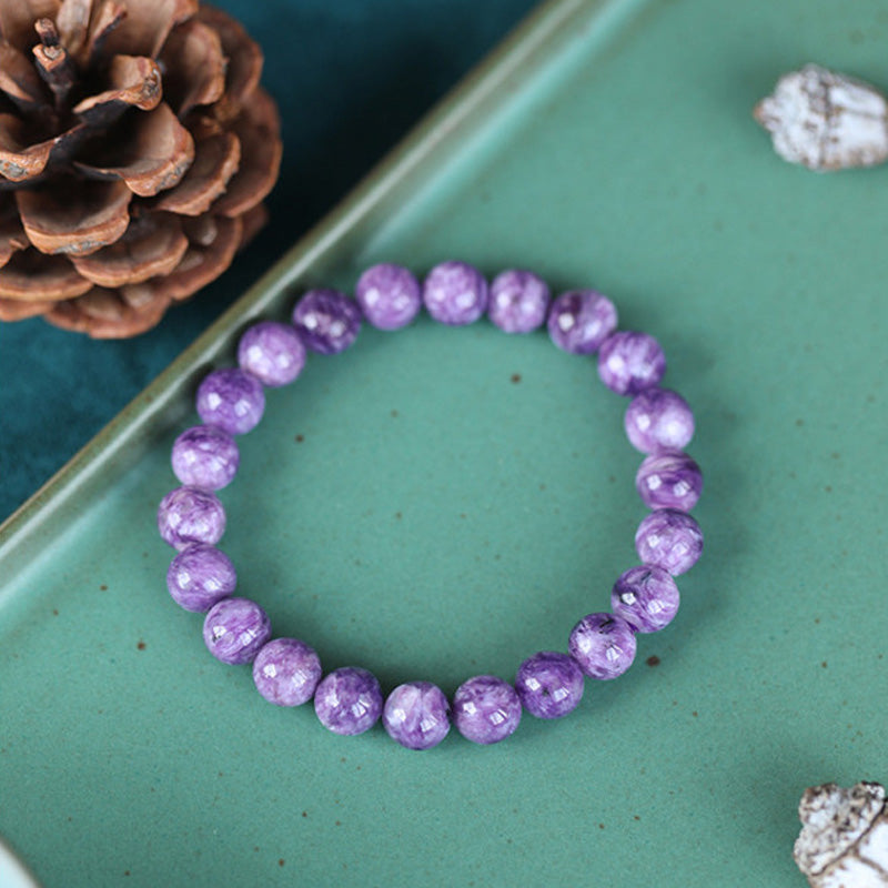 Amethyst Kristall Armband lila Perlen auf grünem Hintergrund elegant