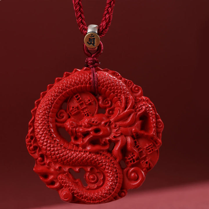 Rotes Zinnober Drachen Anhänger an rotem Seidenseil Kette.