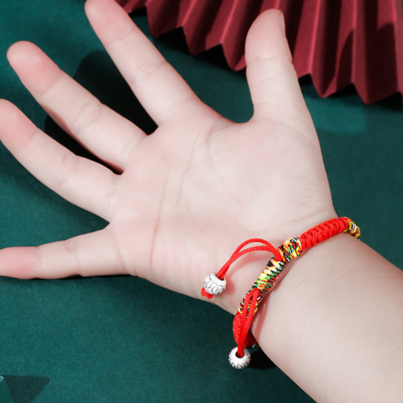 Rotes Armband 925 Silber – Stärke elastisch am Kinderhandgelenk getragen