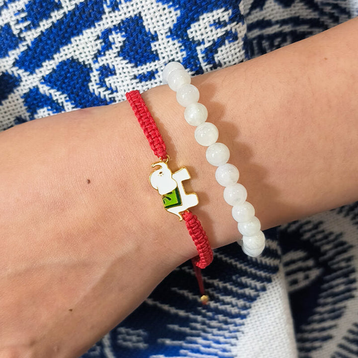 Rotes Armband mit weißem Jade Elefant Charm am Handgelenk getragen