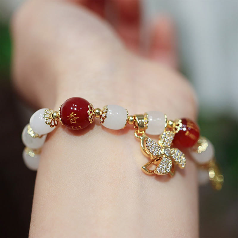 Armband Fu-Zeichen Segen mit roten und weißen Perlen elegant getragen