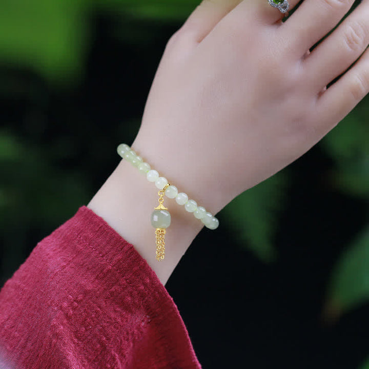 Jade Armband 925 Silber am Handgelenk mit goldenem Anhänger getragen