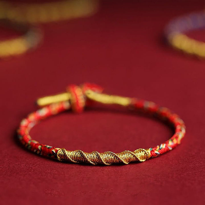 Rotes Armband Chinesisches Tierkreis – Schutz & Stärke goldene Wicklung Flachaufnahme