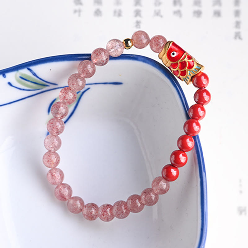Armband Erdbeerquarz Zinnober Koi Fisch elastisch getragen Handgelenk