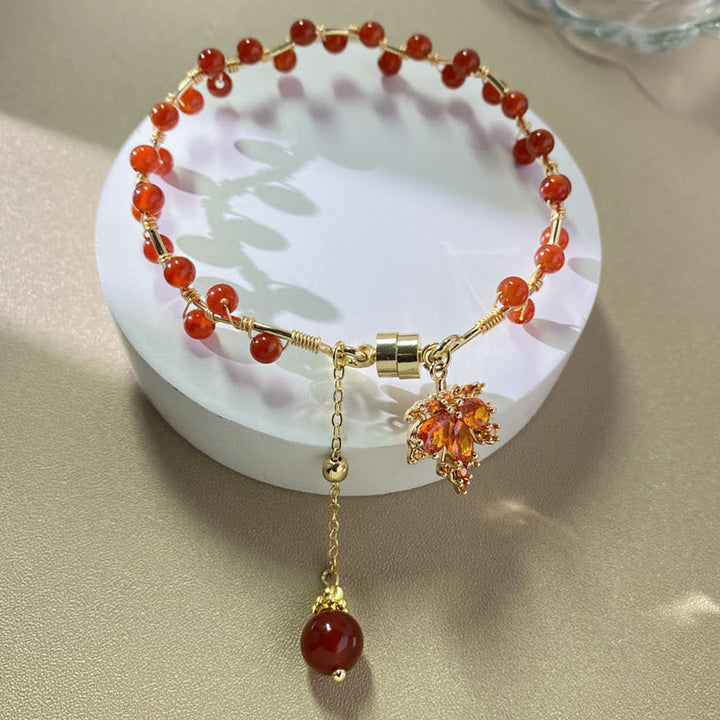 Rotes Armband mit Ahornblatt Anhänger Gold Glücksbringer elegant