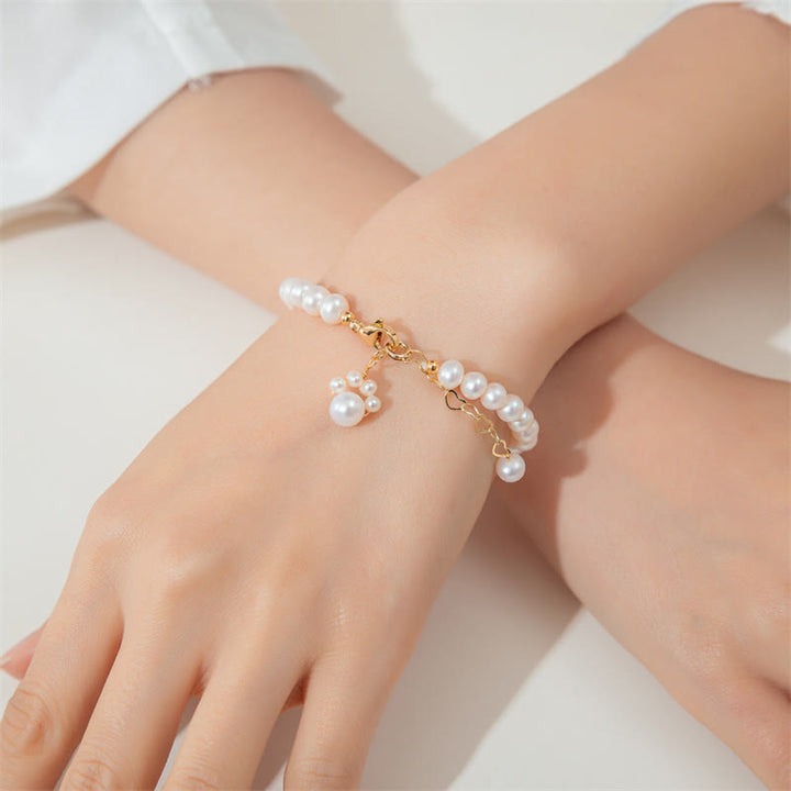 Armband Perle Katze – Heilung elegant am Handgelenk getragen goldfarben
