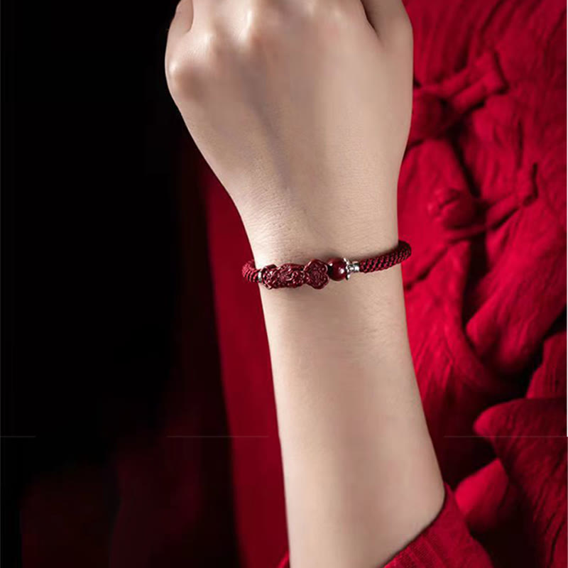 Armband Zinnober Pixiu am Handgelenk getragen rotes elastisches Glücksarmband