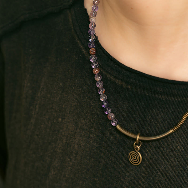 Armband Kupfer – Liebe mit lila Perlen und Spiralanhänger getragen
