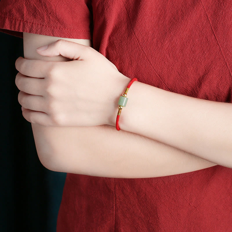 Rotes Seidenband Armband mit grünem Aventurin Stein elegant getragen