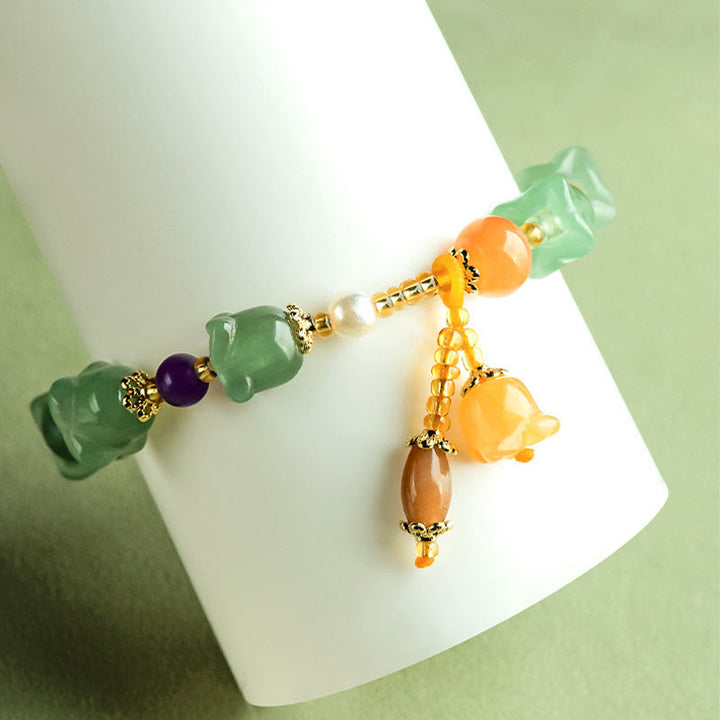 Armband Grüner Aventurin mit orangenen Perlen und goldenen Verzierungen.