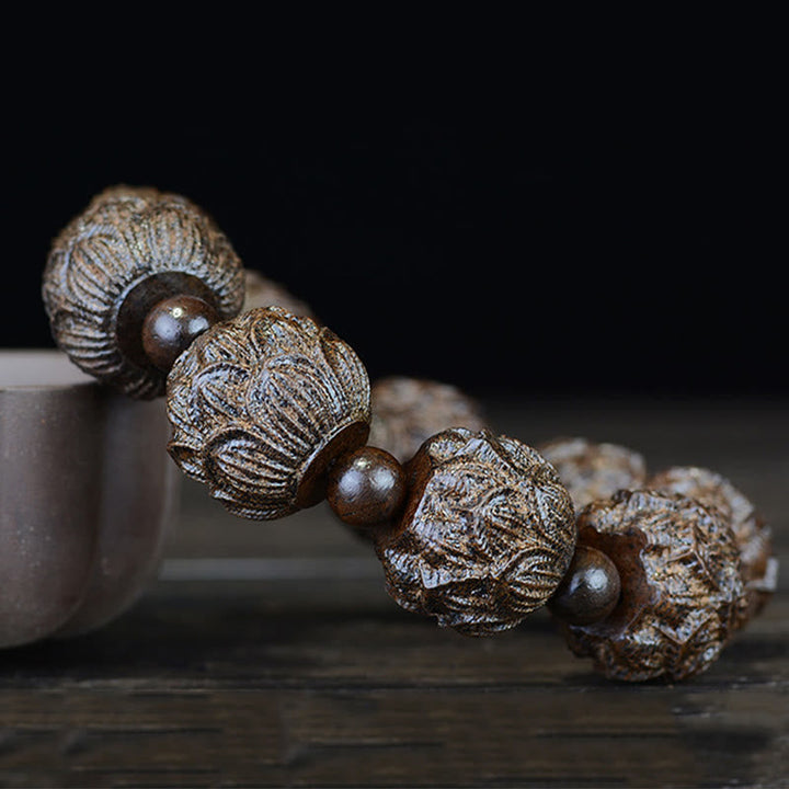 Ebenholz Drachen Armband mit braunen Holzperlen elastisch getragen