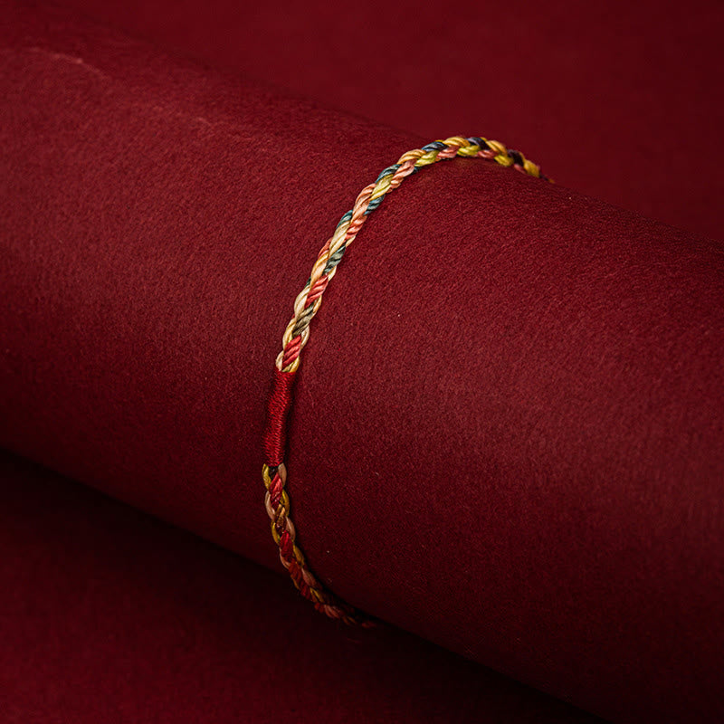Armband Fünffarben Geflochten auf rotem Stoff, geflochtenes Design Schutz Glück