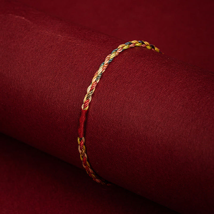 Armband Fünffarben Geflochten auf rotem Stoff, geflochtenes Design Schutz Glück