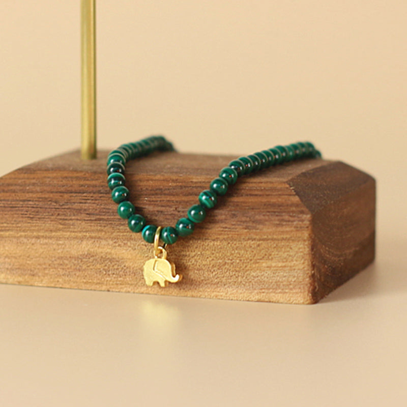 Armband Malachit Elefant grüne Perlen Holzständer goldener Charm