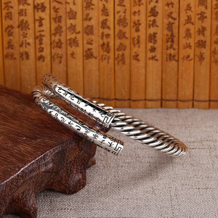 Armband Herzsutra – Balance mit silbernen Perlen auf Holz