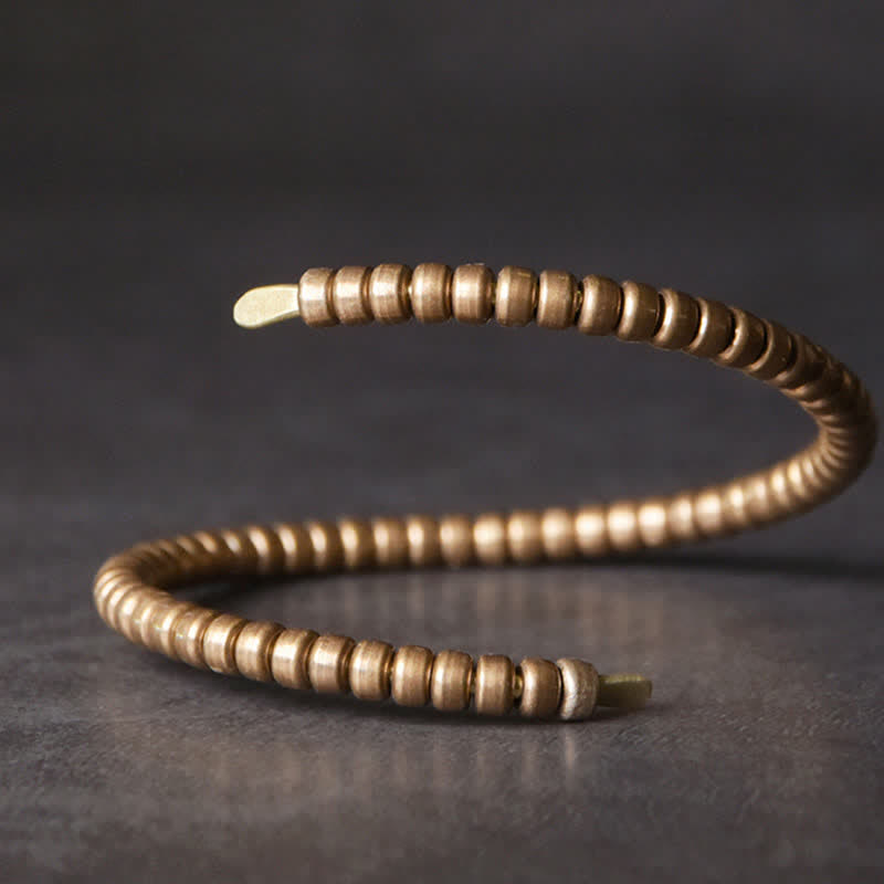 Kupfer Armband mit Perlen Design auf grauem Hintergrund Balance
