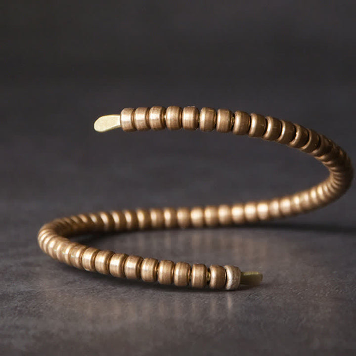 Kupfer Armband mit Perlen Design auf grauem Hintergrund Balance