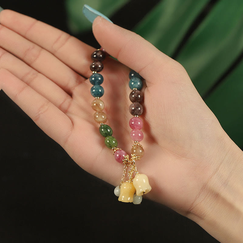 Buntes Turmalin Armband mit Blume Perlen Anhänger am Handgelenk getragen