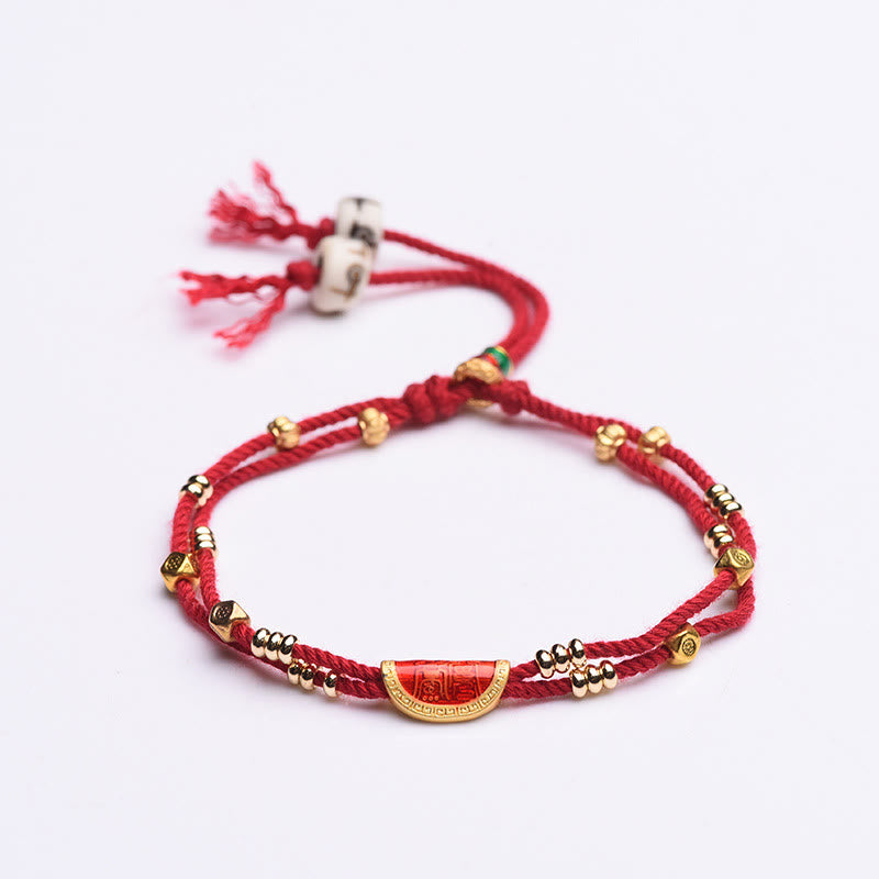 Rotes Armband Zinnober – Glück mit goldenen Perlen Handgelenk.