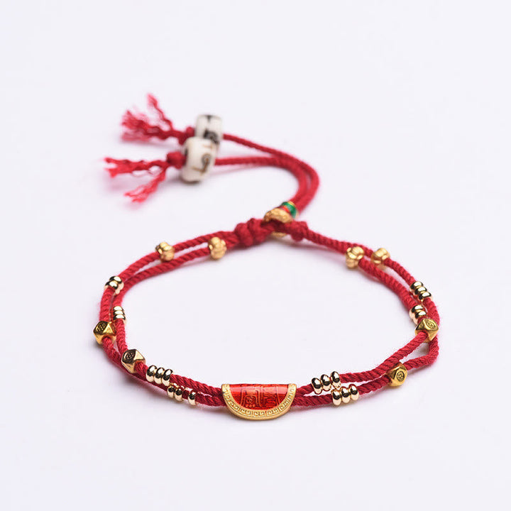 Rotes Armband Zinnober – Glück mit goldenen Perlen Handgelenk.