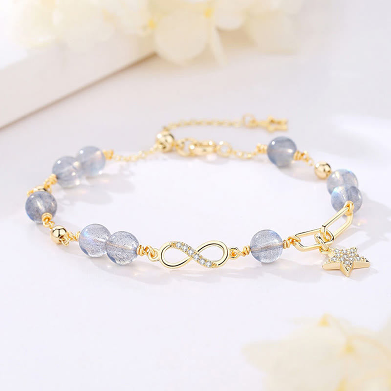 Elegantes Armband mit grauen Steinen und goldenem Stern Anhänger.