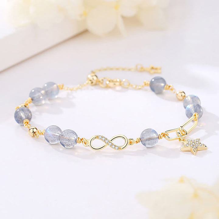 Elegantes Armband mit grauen Steinen und goldenem Stern Anhänger.