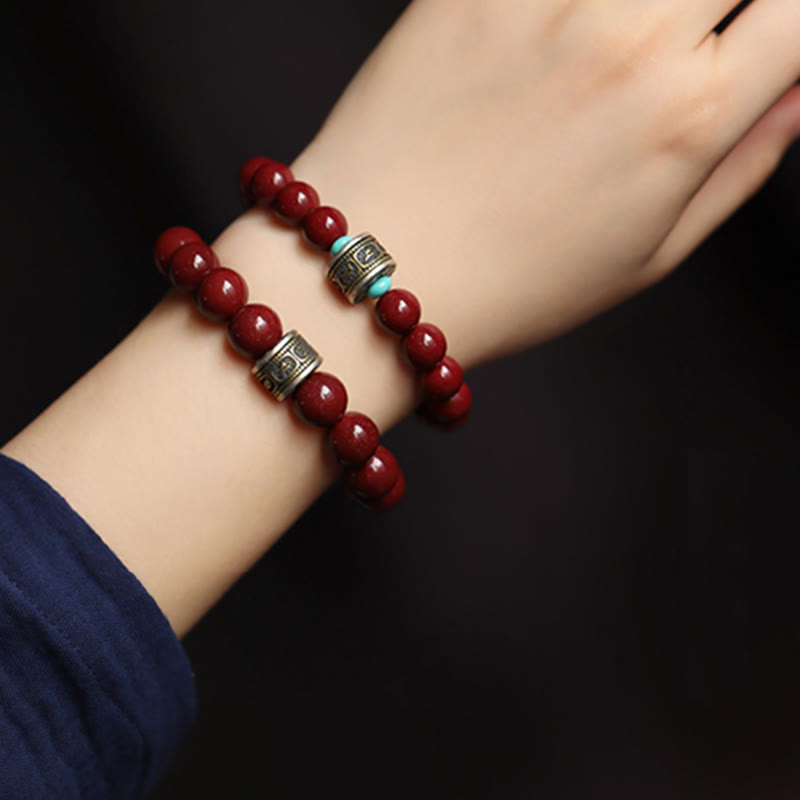 Rotes Armband mit Silber Om Mani Padme Hum Perlen am Handgelenk.