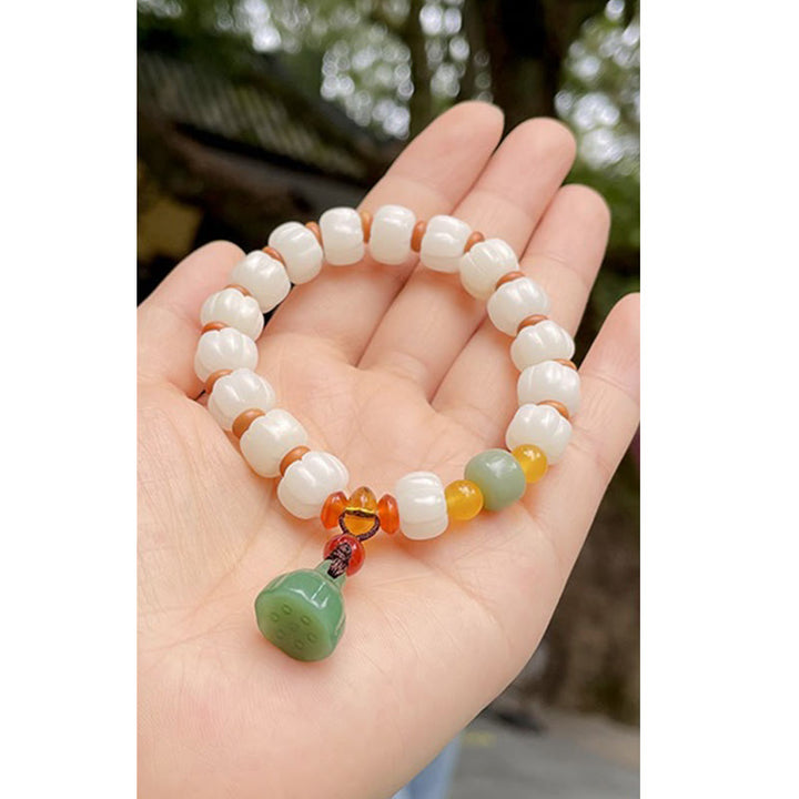 Weißes Perlen Armband mit grünem Anhänger Naturstein elegant