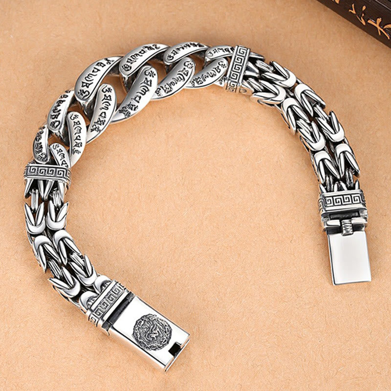 Silbernes Armband Om Mani Padme Hum mit Drachen-Motiv getragen.