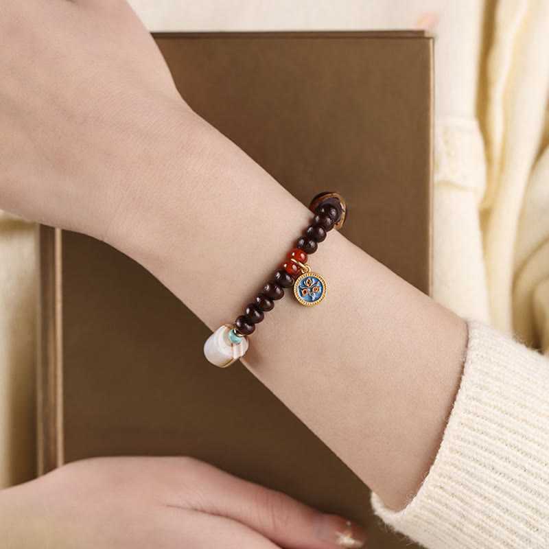 Bodhi Armband mit Charm am Handgelenk, braune Perlen Wohlstand Energie