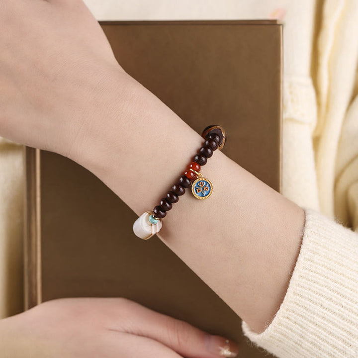 Bodhi Armband mit Charm am Handgelenk, braune Perlen Wohlstand Energie