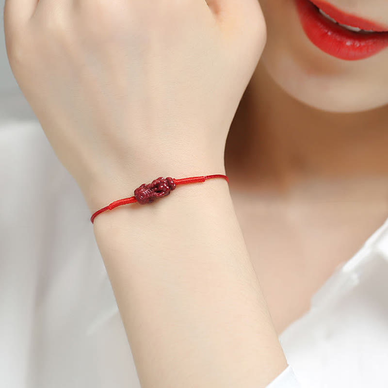 Rotes Armband Zinnober Koi Fisch am Handgelenk getragen Liebe Segen