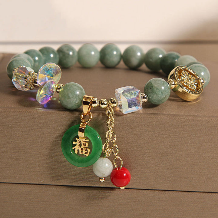Jade Armband mit grünen Steinen, Kristallperlen und Fu-Zeichen Anhänger.