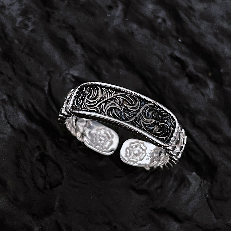 Silbernes Armband Tang Dynastie Design auf schwarzem Stoff elegant.