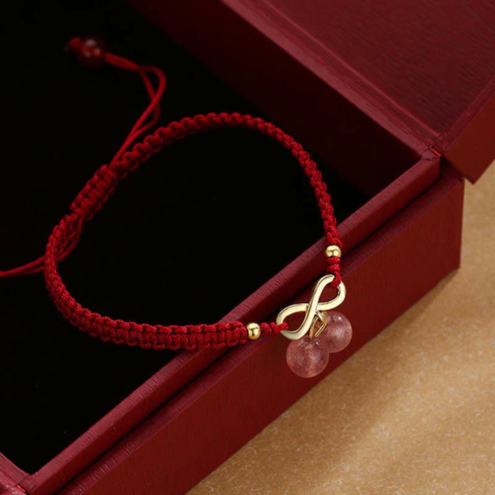 Rotes Armband Erdbeerquarz Kristall mit goldenem Unendlich-Symbol elegant.