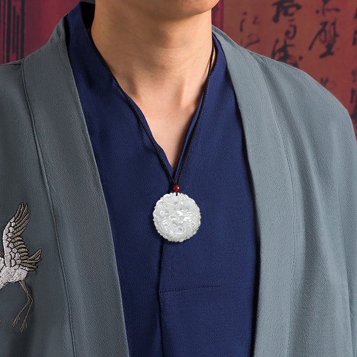 Jade Anhänger Kette Drachen weiß Schutz elegant getragen