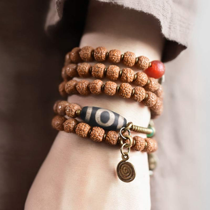 Mala Bodhi Glück & Energie Armband mit Rudraksha Perlen am Handgelenk getragen