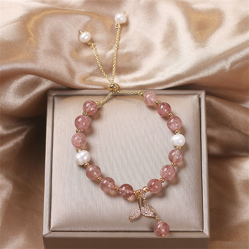 Armband Erdbeerquarz mit Perlen und Fischschwanz Anhänger elegant.