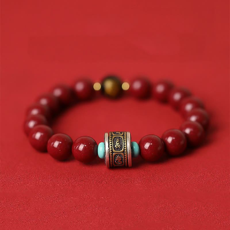 Rotes Perlenarmband mit verziertem Mittelteil auf rotem Hintergrund elegante Schmuckstück