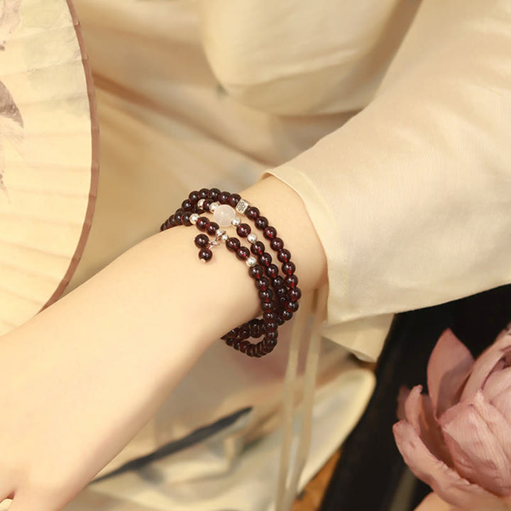 Granats Armband mit mehreren Strängen am Handgelenk getragen elegant