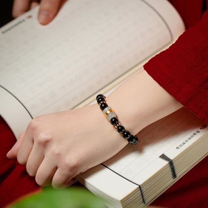 Armband Schwarzer Obsidian Jade Om Mani Padme Hum getragen am Handgelenk