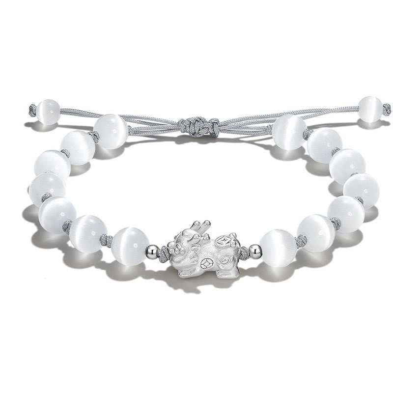 Weißes Jade Pixiu Armband mit silbernen Perlen elastisch.