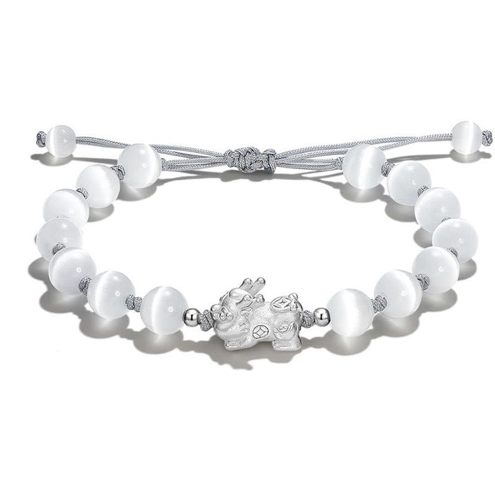 Weißes Jade Pixiu Armband mit silbernen Perlen elastisch.