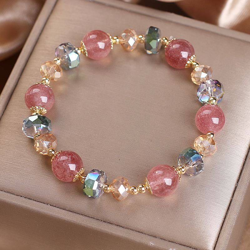 Armband Erdbeerquarz Kristall mit facettierten Steinen auf Schmuckbox