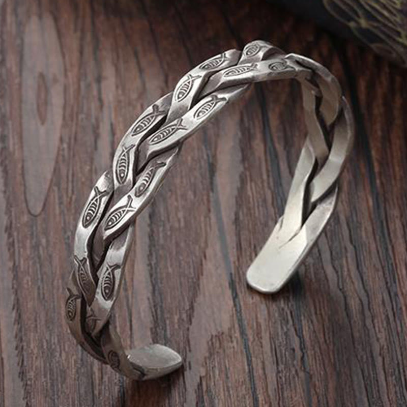 Silbernes Koi Fisch Armband mit Gravur auf Holzhintergrund elegant.