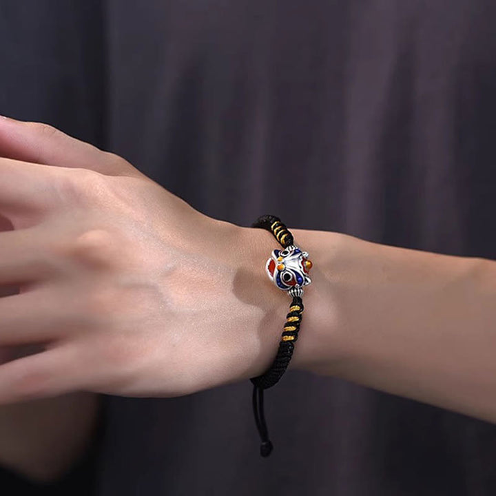 Armband tanzendes Löwe Glück geflochten schwarzes Band Handgelenk getragen